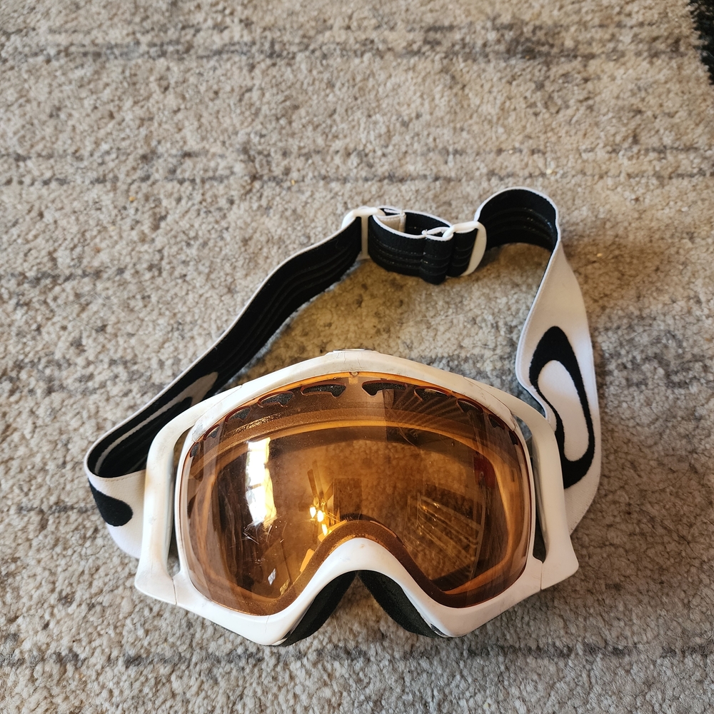 Oakley White and Black Ski Snowboard Goggles